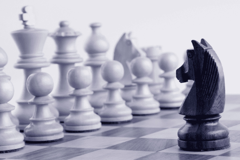 Schachfiguren auf dem Brett – Coaching-Preise festlegen: strategisch statt aus Angst kalkulieren" – verbindet das Bild-Motiv (Schach = Strategie) mit dem Artikel-Thema