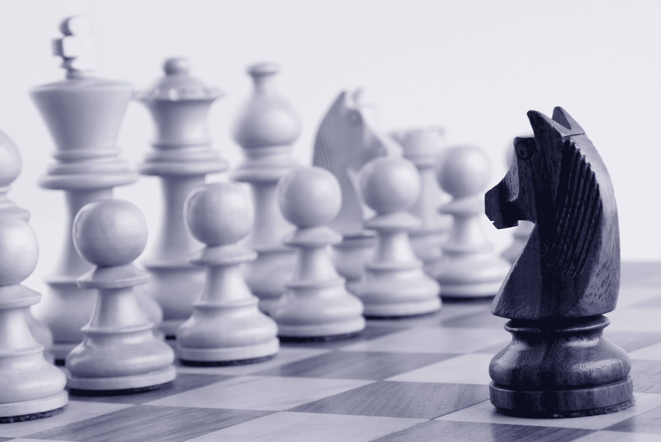 Schachfiguren auf dem Brett – Coaching-Preise festlegen: strategisch statt aus Angst kalkulieren" – verbindet das Bild-Motiv (Schach = Strategie) mit dem Artikel-Thema