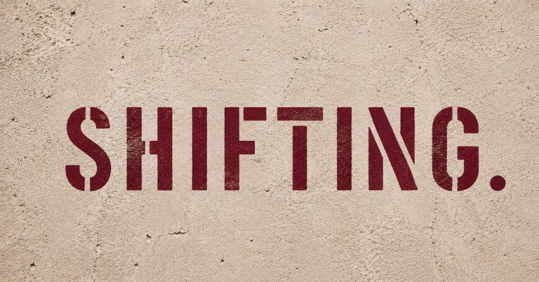 Stencil-Schrift "SHIFTING." auf verwitterter Betonwand – Mindset Shift für Coaches