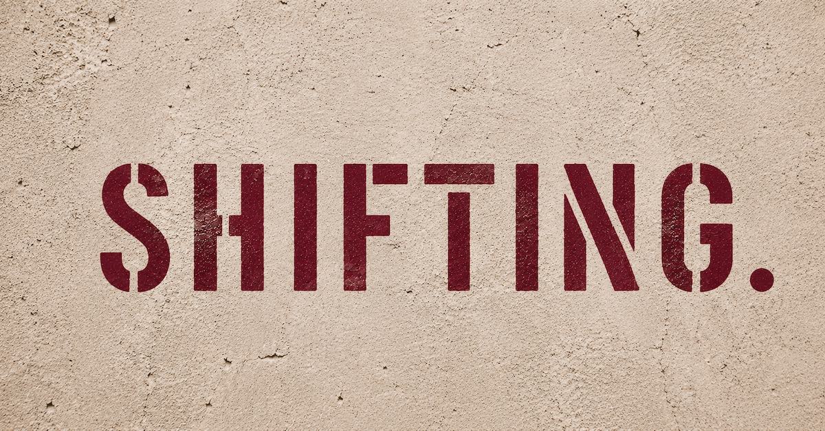 Stencil-Schrift "SHIFTING." auf verwitterter Betonwand – Mindset Shift für Coaches