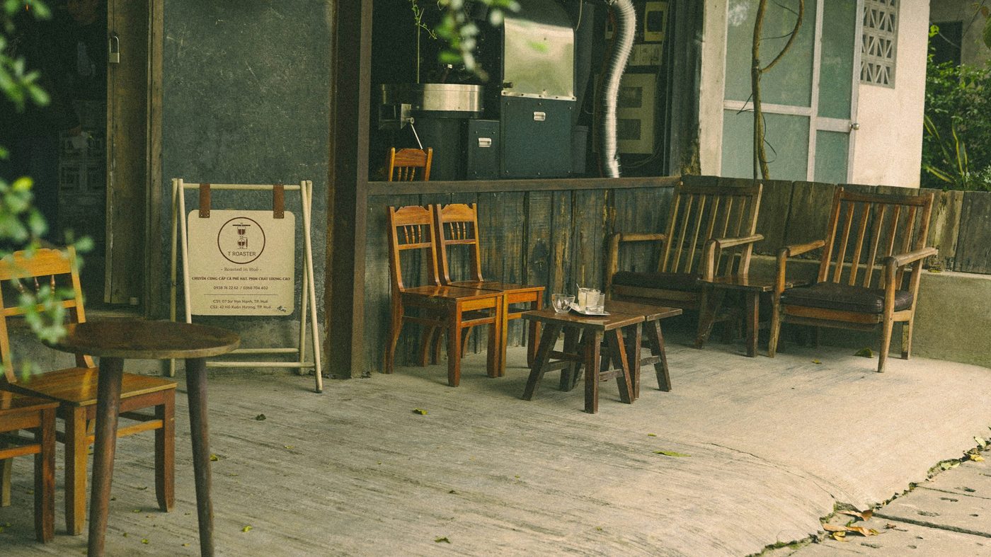Leeres Café mit Holzstühlen – Heilpraktiker-Positionierung: Sichtbarkeit durch Klarheit