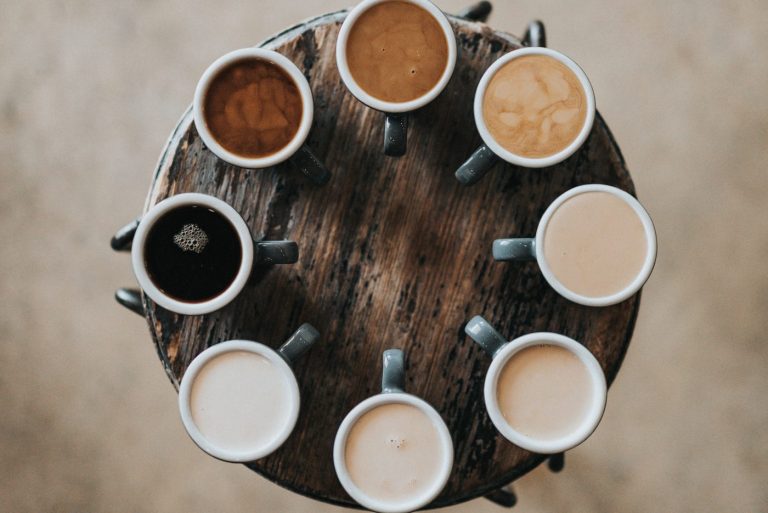 Verschiedene Kaffeetassen – Symbol für Entscheidungen und Positionierung als Coach