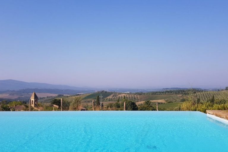 Blick vom Infinity-Pool über toskanische Weinberge – strategischer Plan fürs Coaching-Business: Richtung halten statt Neustart