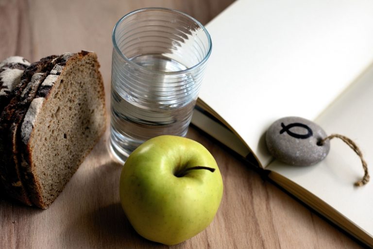 Apfel, Wasser und dunkles Vollkornbrot als Bestandteile einer gesunden Ernährung - Profitable Coaching-Nische finden – echtes Problem lösen, nicht nur Thema besetzen