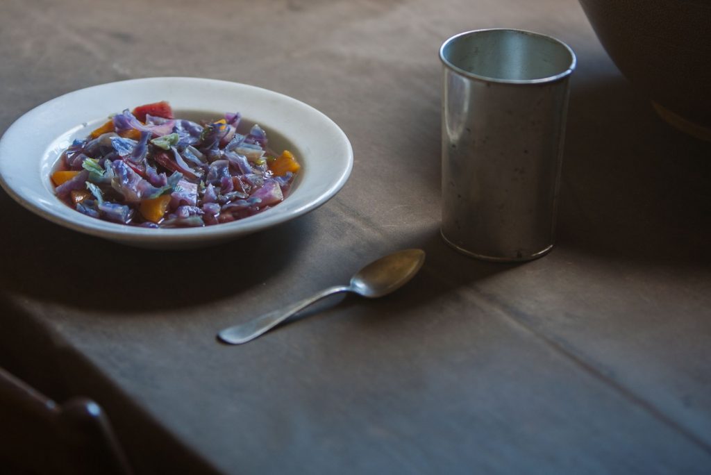 Schüssel Suppe und Zinnbecher auf schlichtem Tisch – Metapher für Lifestyle-Veränderungen