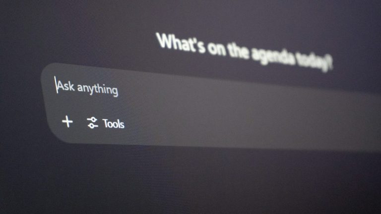 ChatGPT-Eingabefeld „Ask anything" auf dunklem Bildschirm – KI-Sichtbarkeit für Heilpraktiker - findet dich chatgpt?