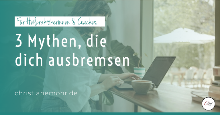 Frau am Laptop im Café – Coaching Business aufbauen als Anfänger trotz innerer Blockaden