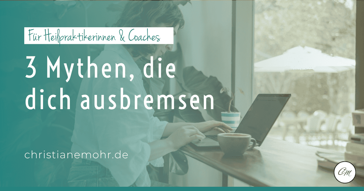 Frau am Laptop im Café – Coaching Business aufbauen als Anfänger trotz innerer Blockaden