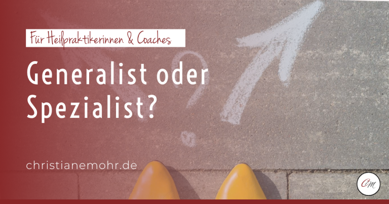 Kreidepfeile und Fragezeichen auf Asphalt – Generalist oder Spezialist als Coach