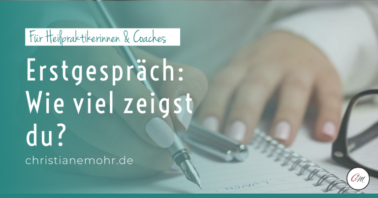Hand mit Stift am Notizbuch – Vorbereitung auf das Erstgespräch als Coach