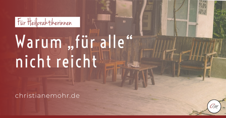 Leeres Café mit Holzstühlen – Heilpraktiker-Positionierung: Sichtbarkeit durch Klarheit