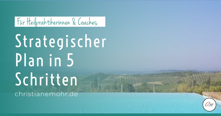 Blick vom Infinity-Pool über toskanische Weinberge – strategischer Plan fürs Coaching-Business: Richtung halten statt Neustart